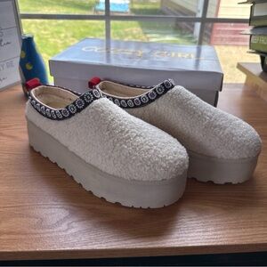 Cream Platform Slip-On Shoes Floral Trim Super Cute & Stylish Great Addition